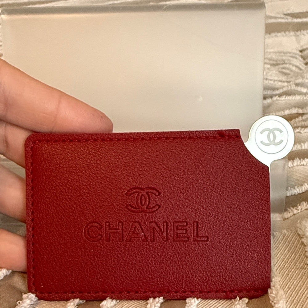 CHANEL Scarlet Mirror/Card leather holder - Picture 3 of 6